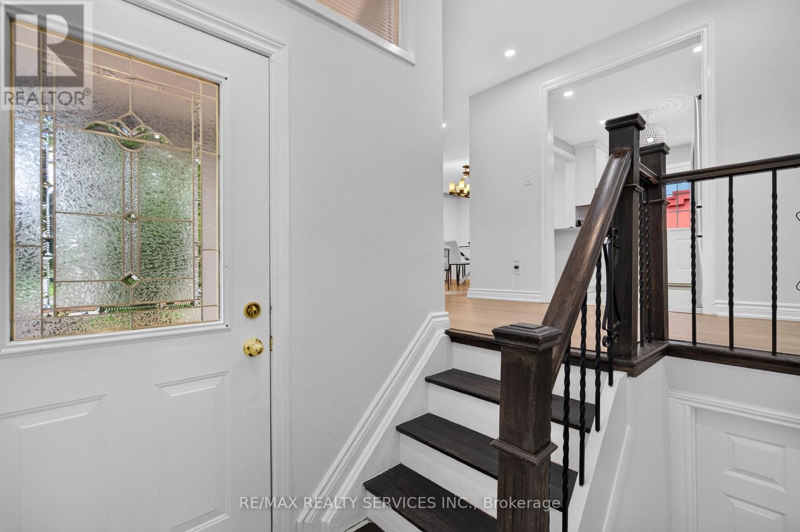 8 Leneck Avenue, Brampton, Ontario  L6X 2A7 - Photo 5 - W13754666