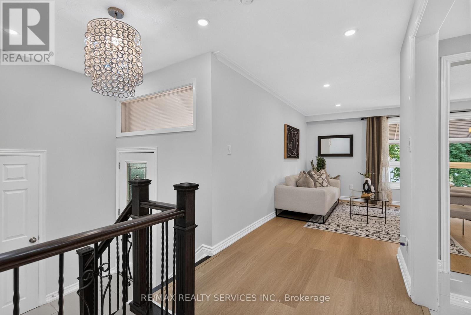 8 Leneck Avenue, Brampton, Ontario  L6X 2A7 - Photo 6 - W13754666