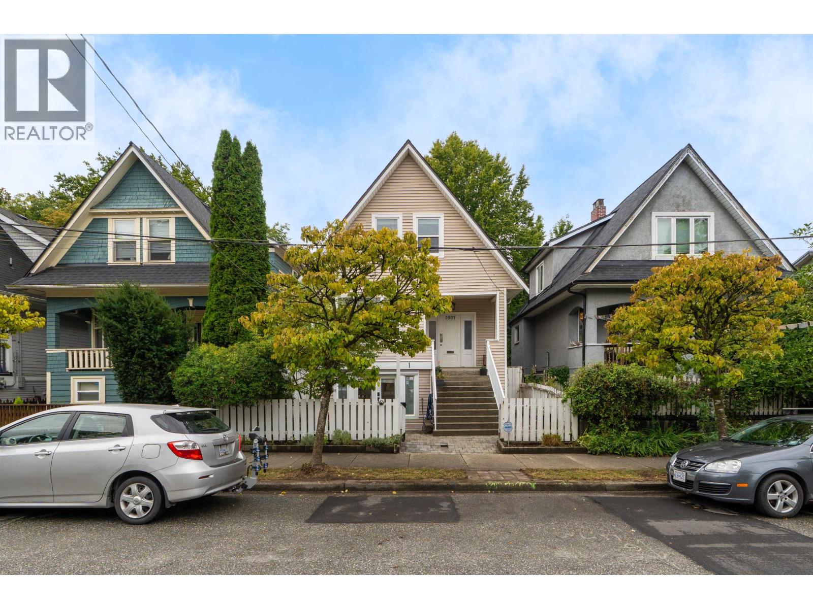 2537 Woodland Drive, Vancouver, British Columbia  V5N 3P4 - Photo 2 - R3162327