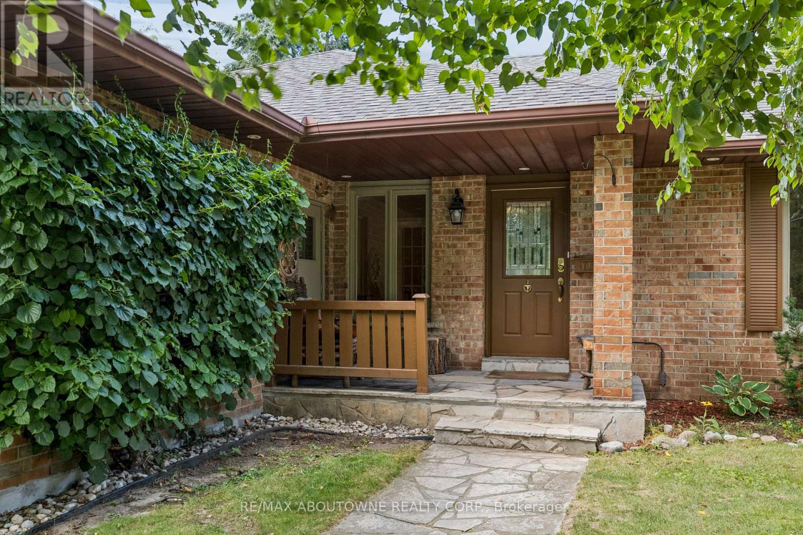 2285 DUNEDIN ROAD Oakville (FD Ford) Ontario Canada L6J5V4 5