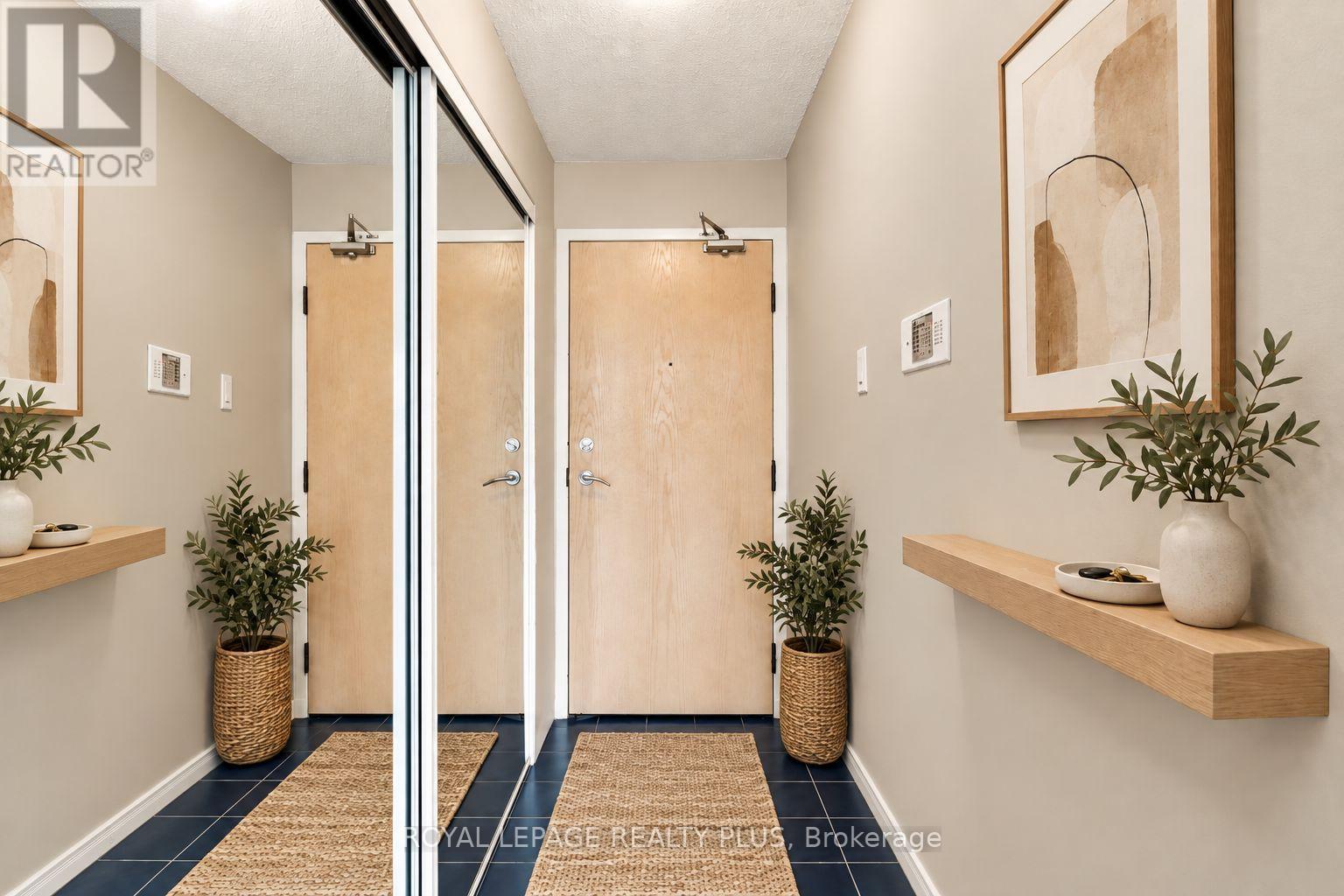 701 - 350 Rathburn Road W, Mississauga, Ontario  L5B 3Y2 - Photo 3 - W13755904
