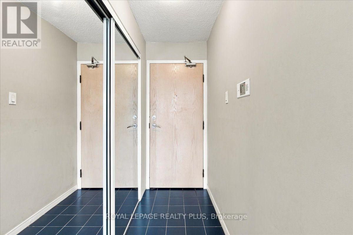 701 - 350 Rathburn Road W, Mississauga, Ontario  L5B 3Y2 - Photo 4 - W13755904