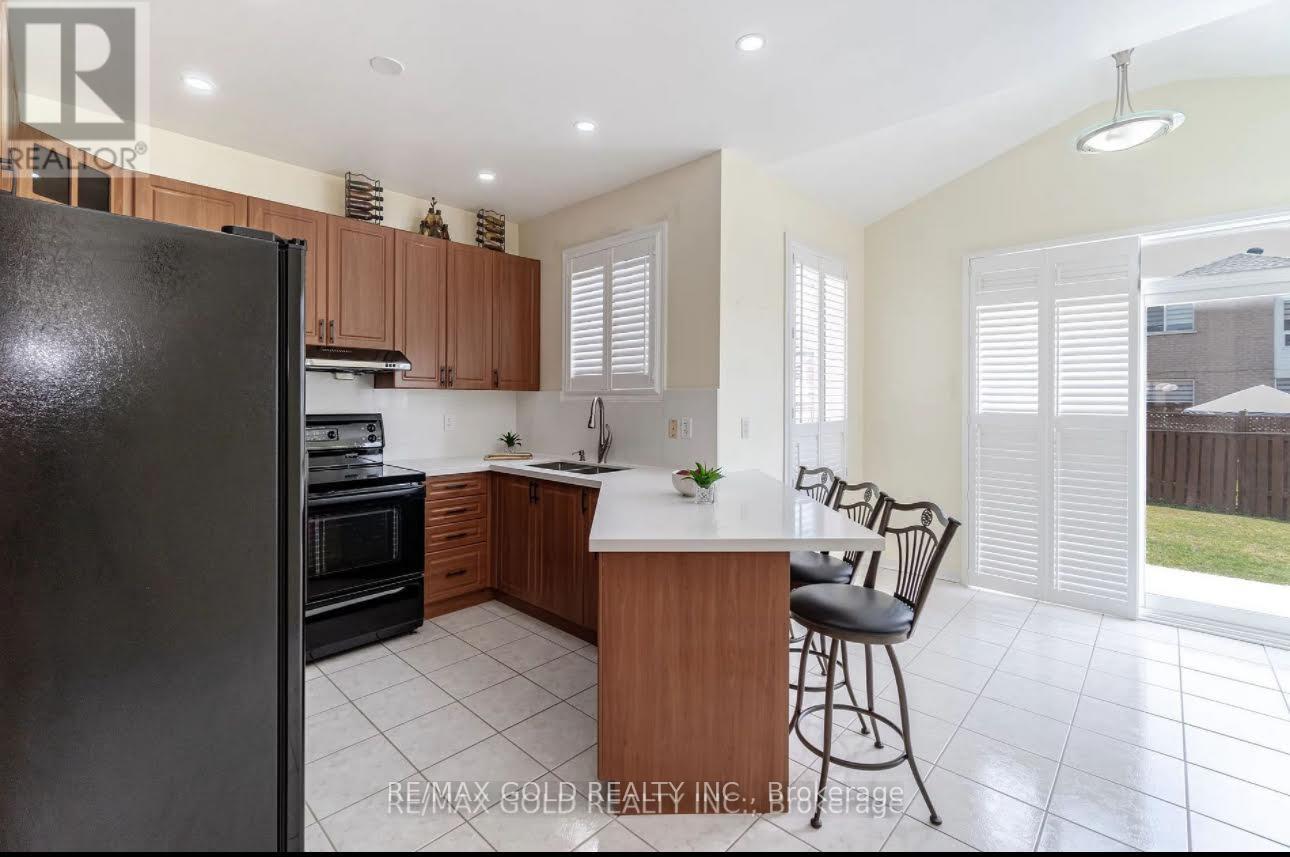 16 Mario Street, Brampton, Ontario  L6P 1N1 - Photo 8 - W13755970