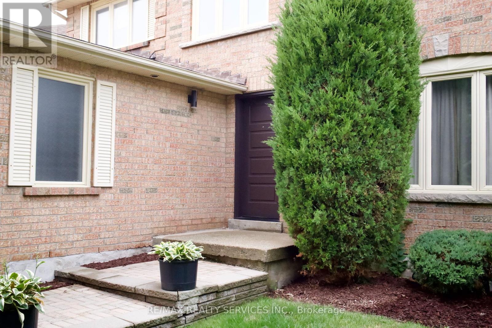 3975 Seebring Crescent, Mississauga, Ontario  L5L 3Y1 - Photo 3 - W13756032