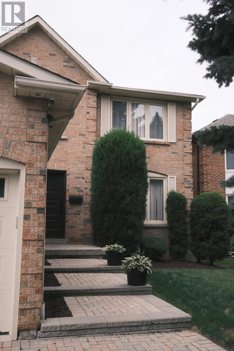 3975 Seebring Crescent, Mississauga, Ontario  L5L 3Y1 - Photo 4 - W13756032