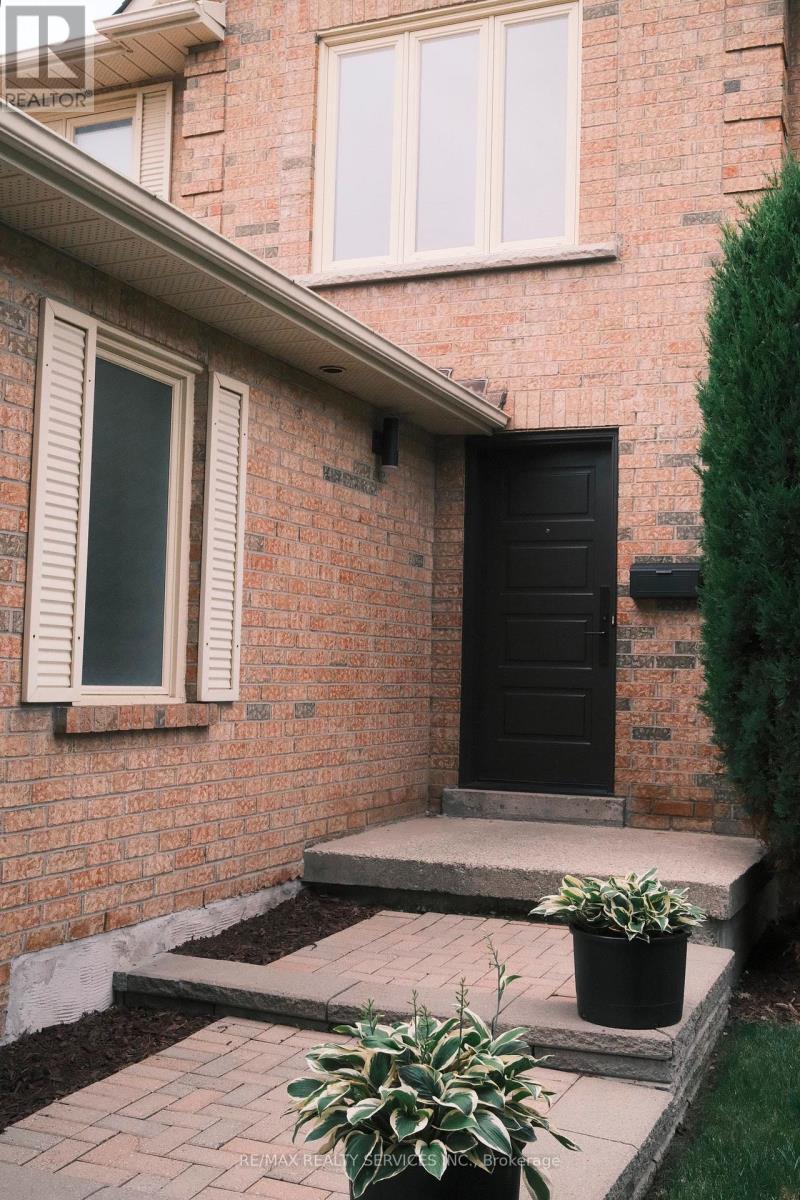 3975 Seebring Crescent, Mississauga, Ontario  L5L 3Y1 - Photo 8 - W13756032