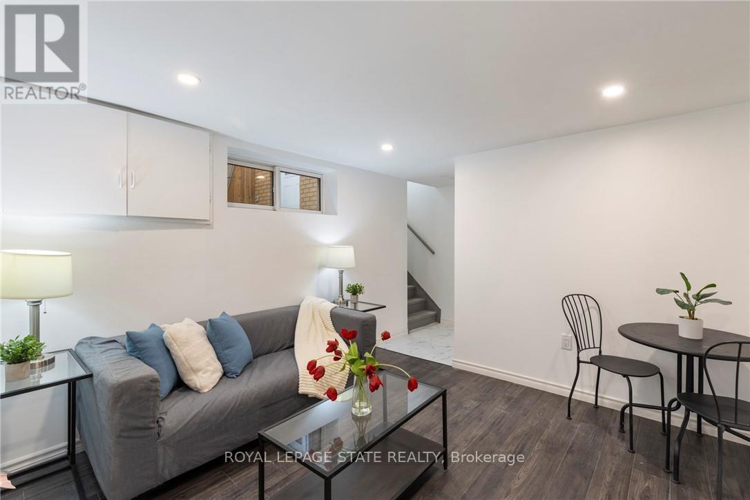 2 - 7 PURDY CRESCENT, Hamilton, Ontario