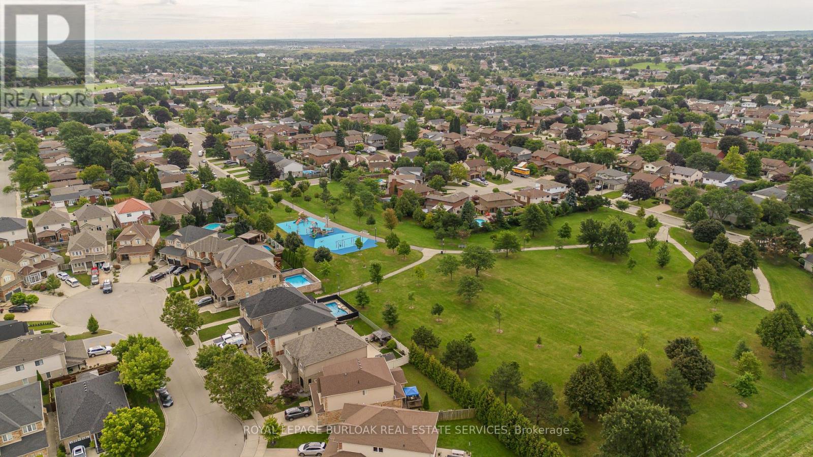 24 Newcastle Court, Hamilton, Ontario  L8V 0A6 - Photo 2 - X13756050