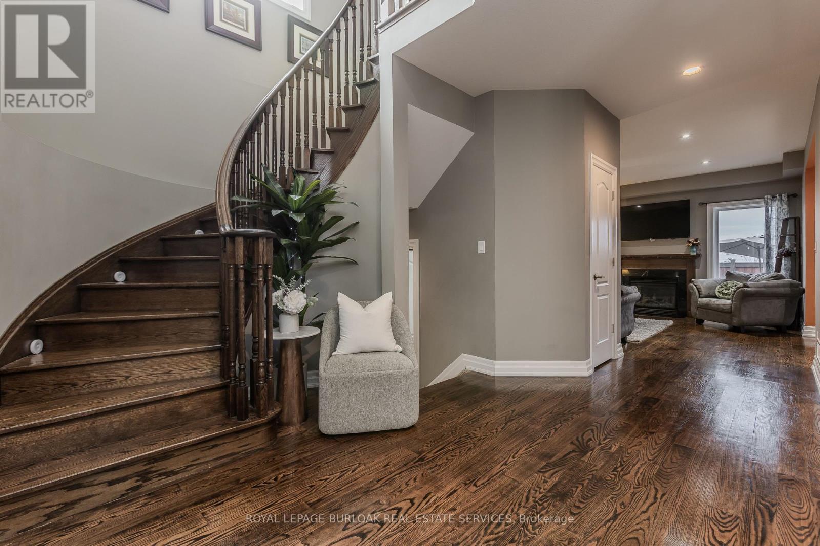24 Newcastle Court, Hamilton, Ontario  L8V 0A6 - Photo 3 - X13756050