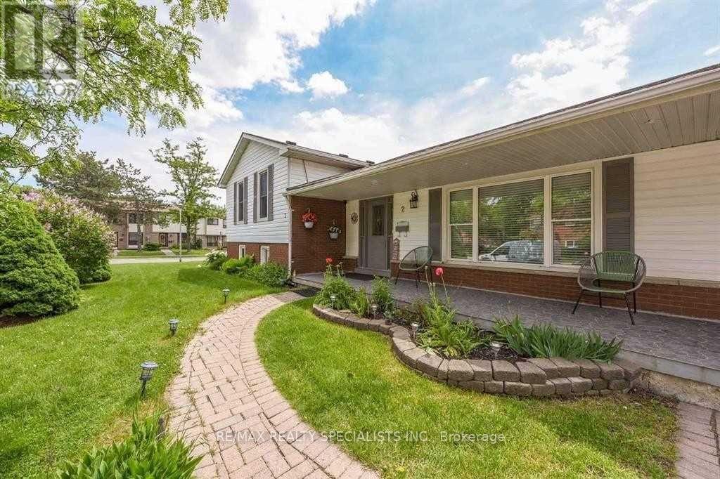 2 Marchbank Crescent, Brampton, Ontario  L6S 3B1 - Photo 3 - W13748590
