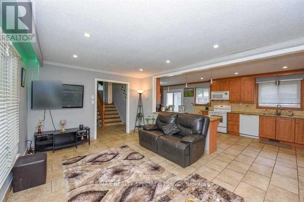 2 Marchbank Crescent, Brampton, Ontario  L6S 3B1 - Photo 8 - W13748590