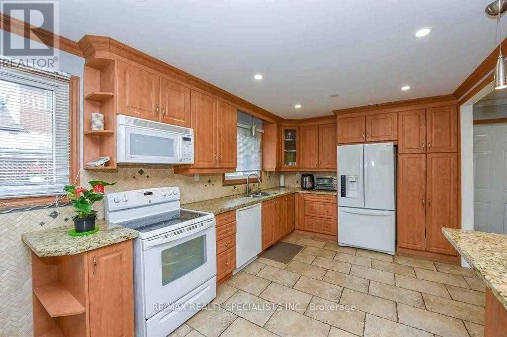 2 Marchbank Crescent, Brampton, Ontario  L6S 3B1 - Photo 11 - W13748590