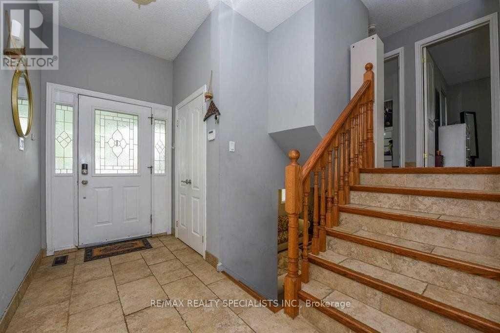 2 Marchbank Crescent, Brampton, Ontario  L6S 3B1 - Photo 5 - W13748590