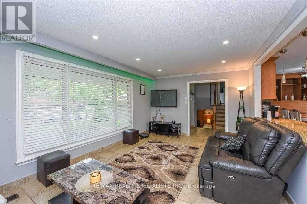 2 Marchbank Crescent, Brampton, Ontario  L6S 3B1 - Photo 7 - W13748590