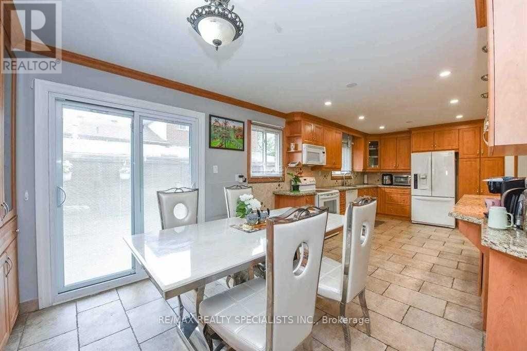 2 Marchbank Crescent, Brampton, Ontario  L6S 3B1 - Photo 9 - W13748590
