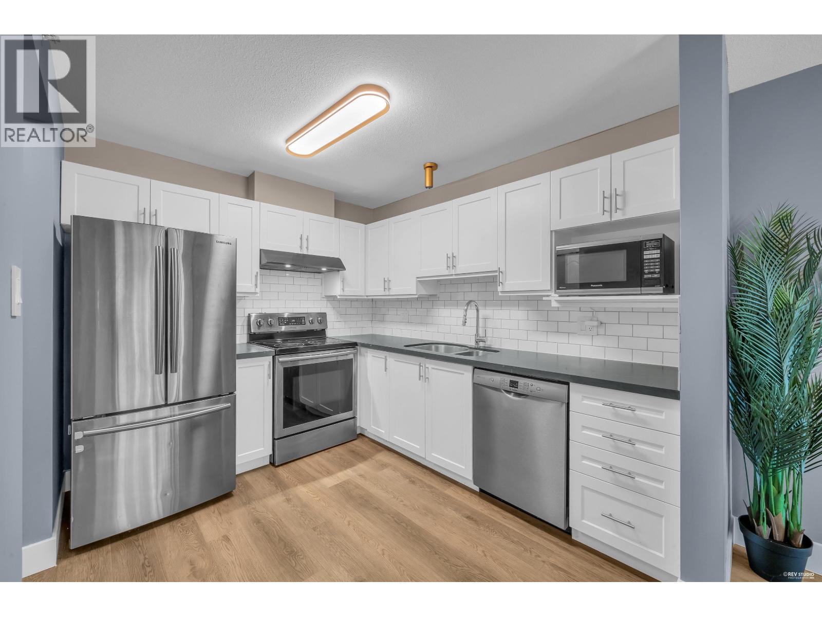105 2558 Parkview Lane, Port Coquitlam, British Columbia  V3C 6L8 - Photo 3 - R3162351