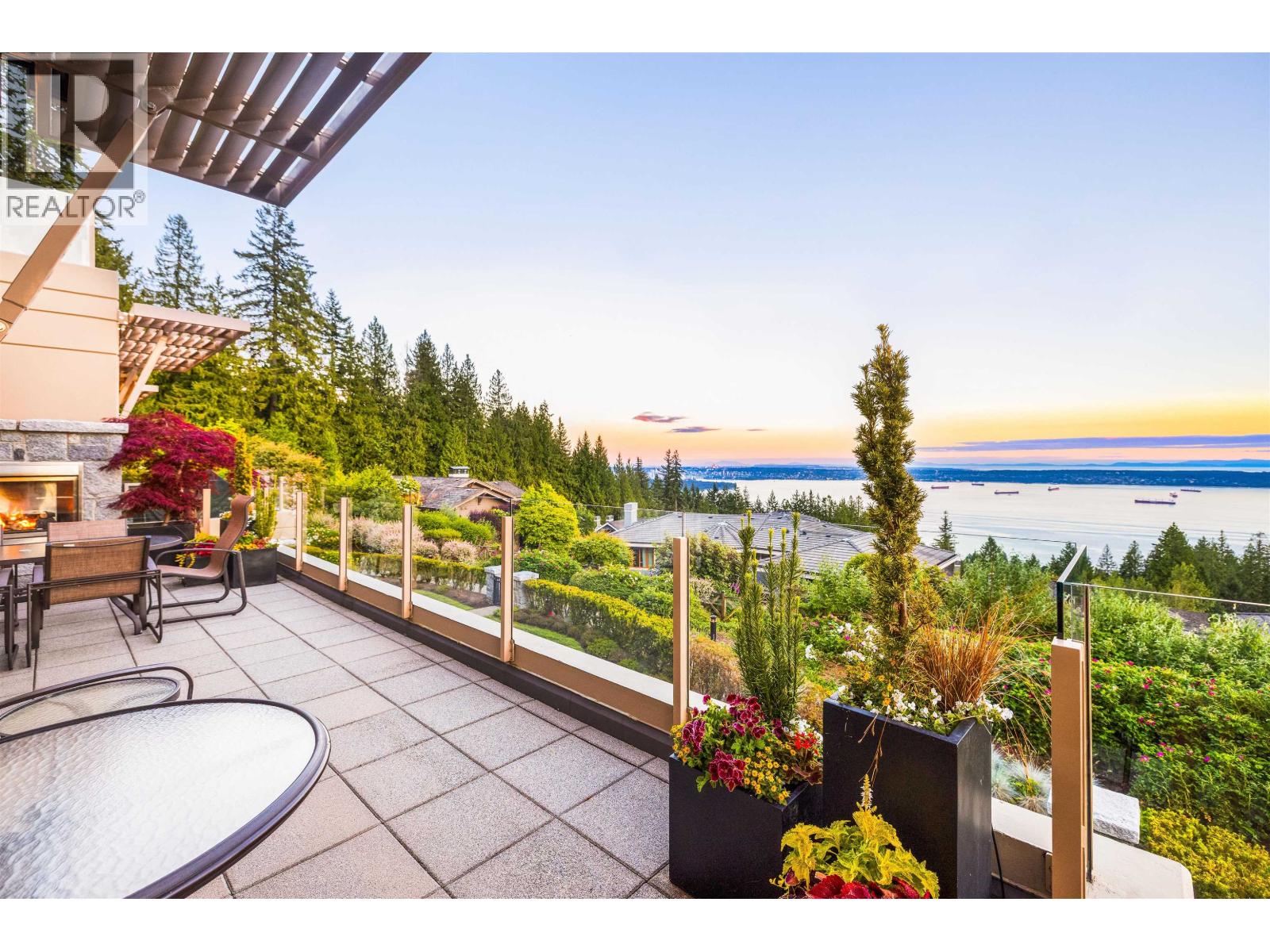 101 2535 Garden Court, West Vancouver, British Columbia  V7S 0A1 - Photo 2 - R3162369