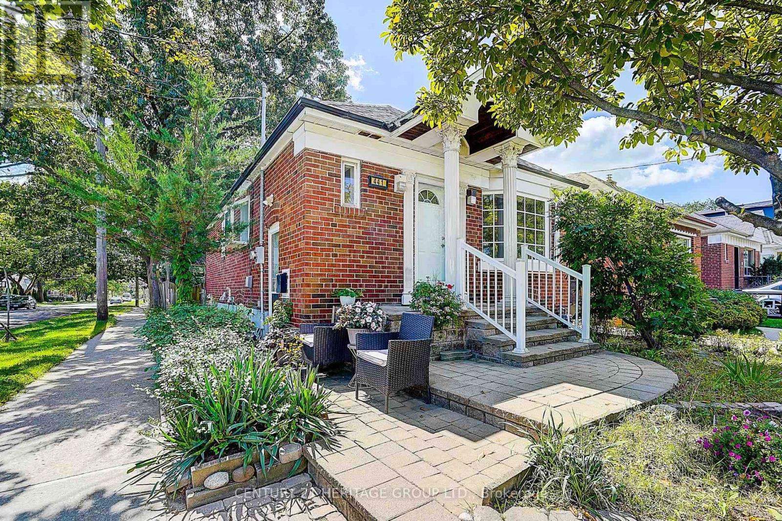 441 Rimilton Avenue, Toronto, Ontario  M8W 2G7 - Photo 2 - W13756130