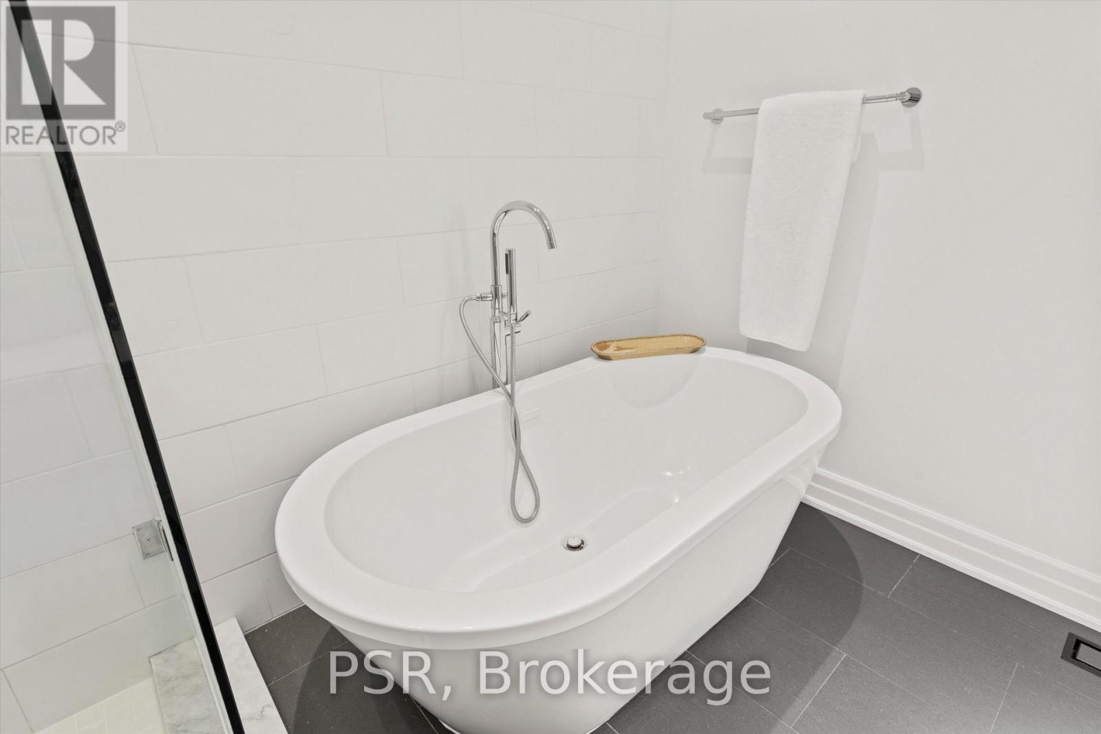 16 Mackenzie Crescent, Toronto, Ontario  M6J 1T1 - Photo 27 - C13756444