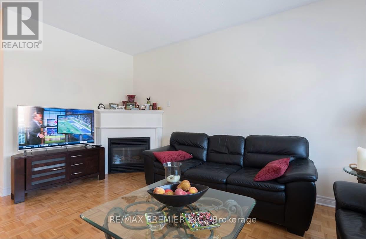 144 Greenview Circle, Vaughan, Ontario  L6A 0B6 - Photo 3 - N13756300