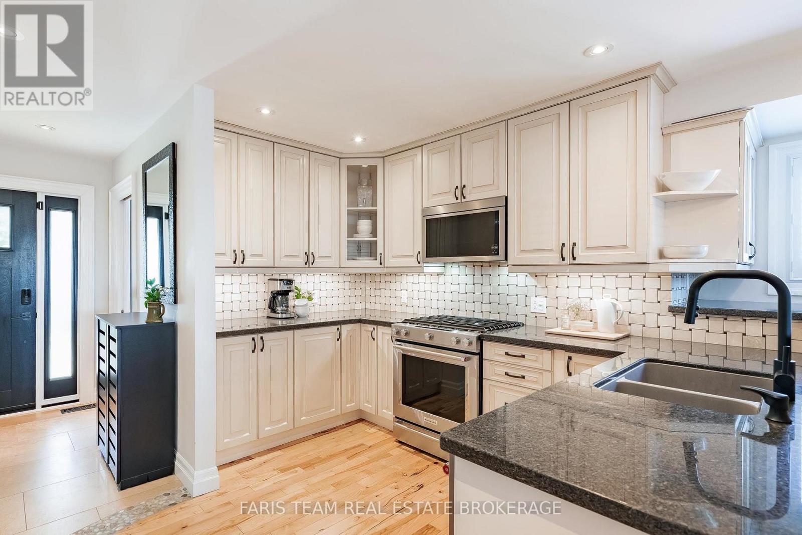 2 Agnes Street, Oro-Medonte, Ontario  L0K 1N0 - Photo 5 - S13756376