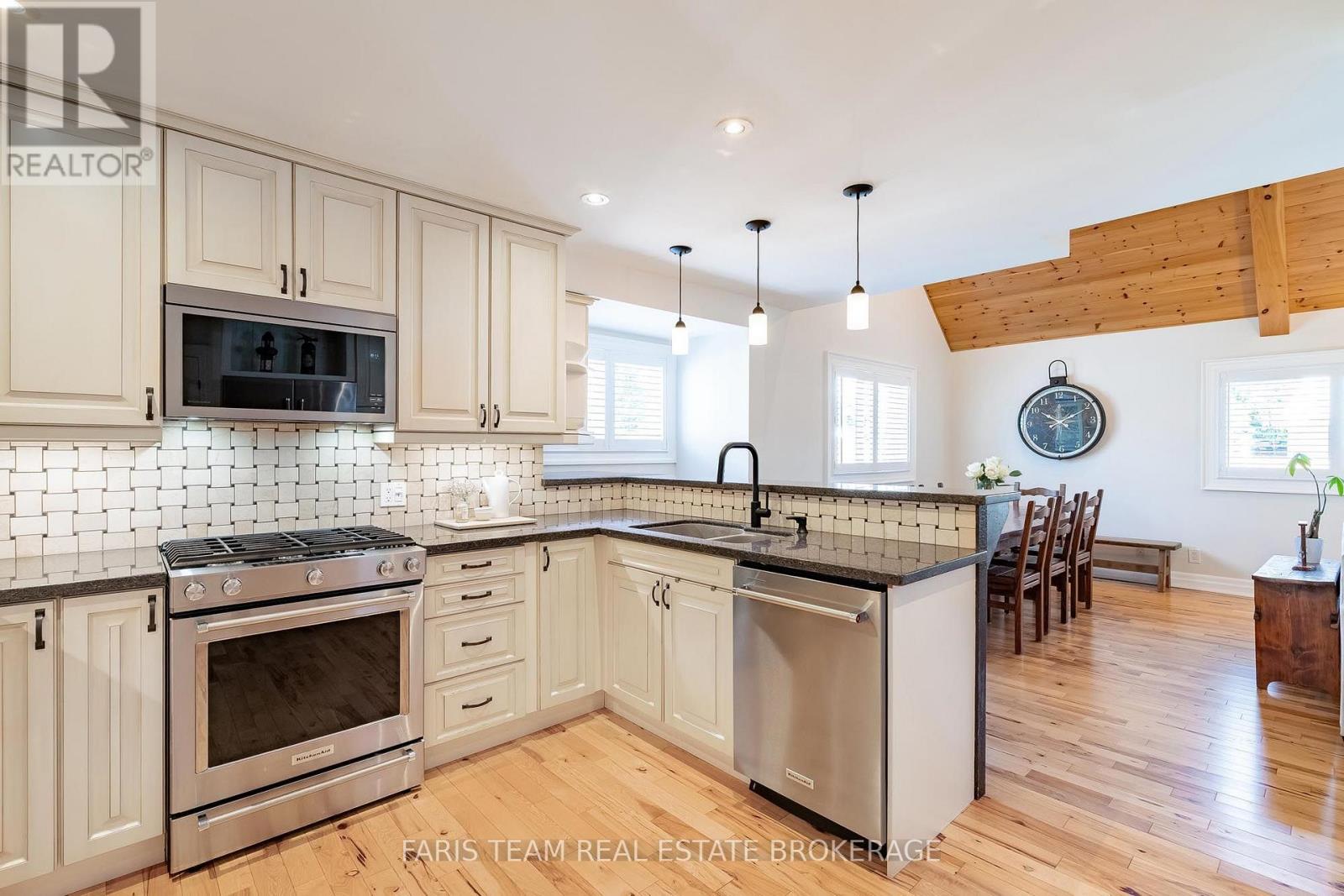 2 Agnes Street, Oro-Medonte, Ontario  L0K 1N0 - Photo 6 - S13756376