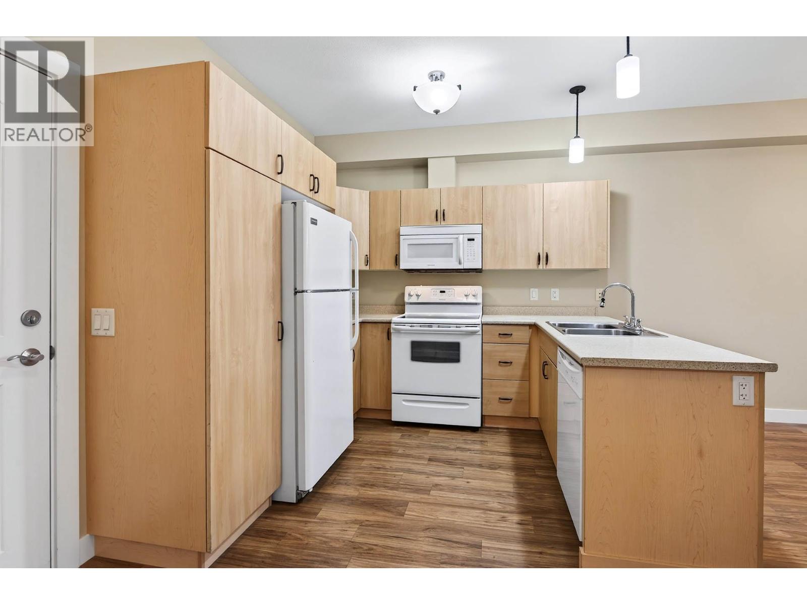755 Mayfair Street Unit# 300, Kamloops, British Columbia  V2B 5L7 - Photo 2 - 10400145