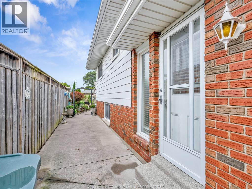 9975 Holly Crescent, Windsor, Ontario  N8R 1Y6 - Photo 32 - 26021735