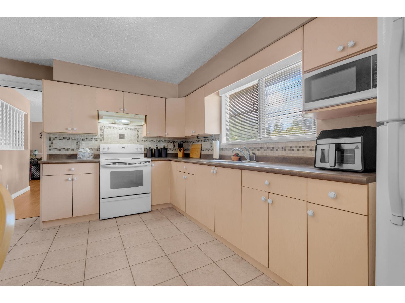 14110 72a Avenue, Surrey, British Columbia  V3W 7M7 - Photo 11 - R3158681