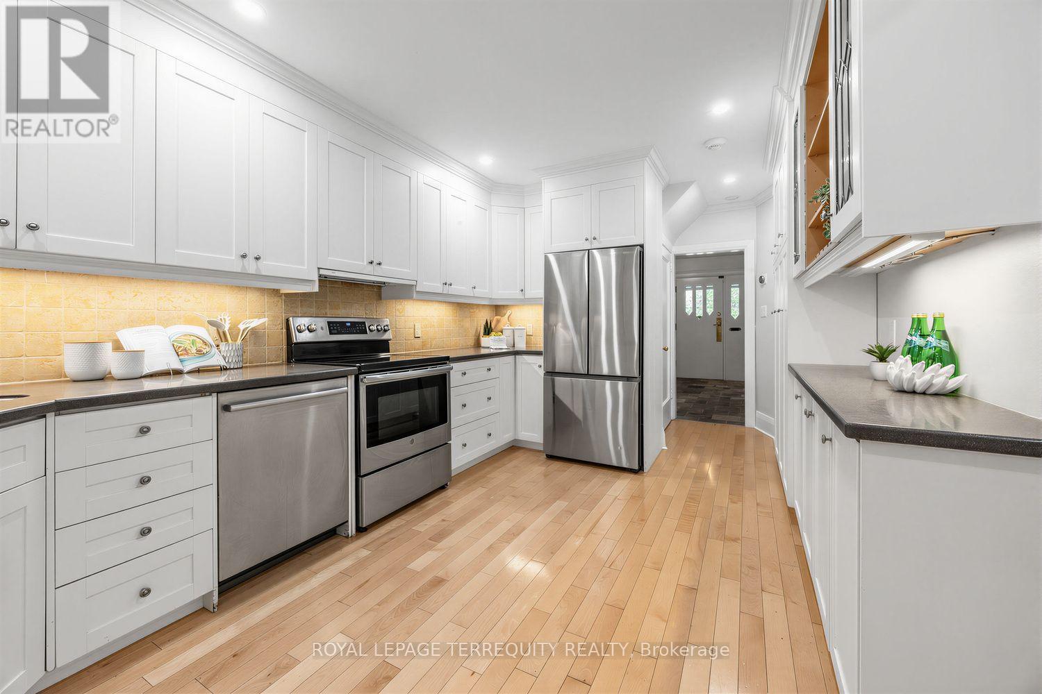 81 Stibbard Avenue, Toronto, Ontario  M4P 2B9 - Photo 12 - C13756732
