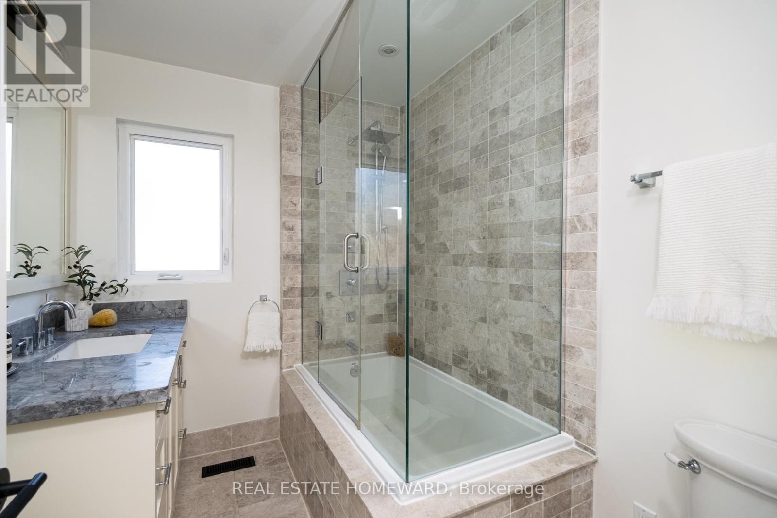 188 Hastings Avenue, Toronto, Ontario  M4L 2L7 - Photo 24 - E13756682