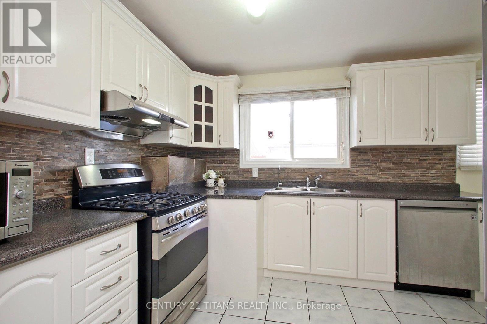 31 Monterrey Drive, Toronto, Ontario  M9V 1S7 - Photo 15 - W13756670