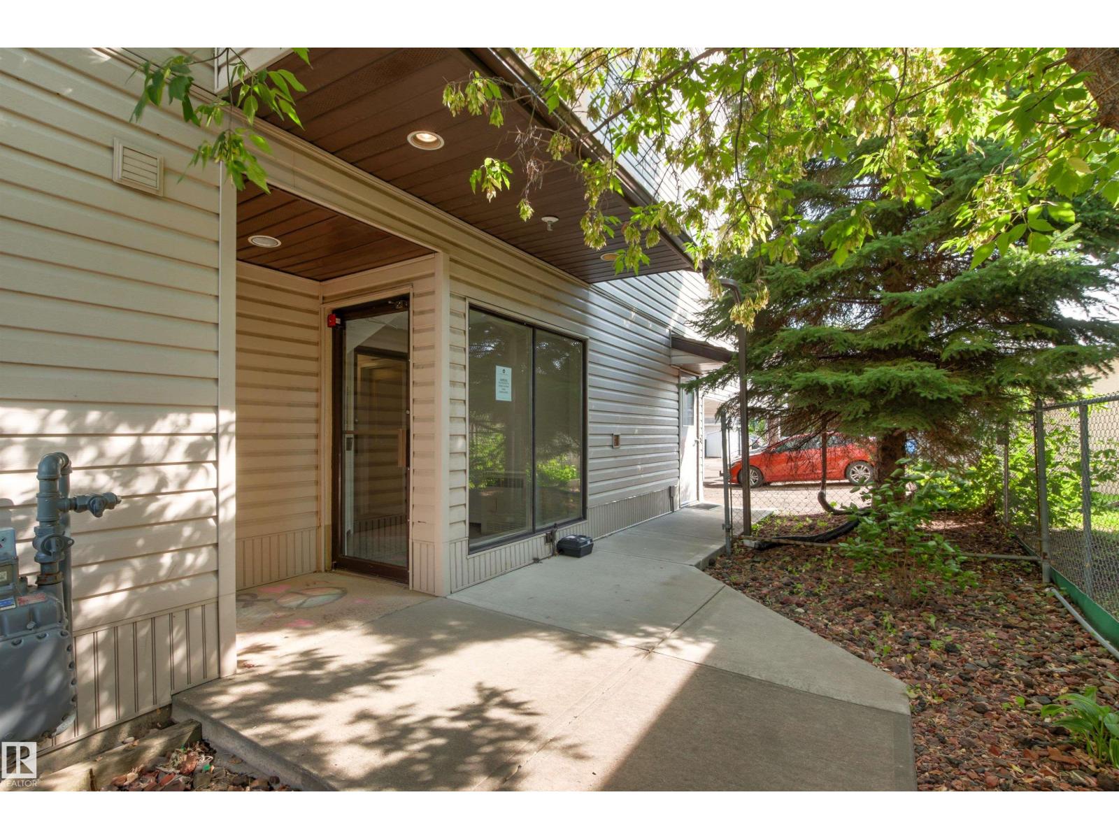#301 9505 77 Av NW, Edmonton, Alberta  T6C 0M3 - Photo 2 - E4507574