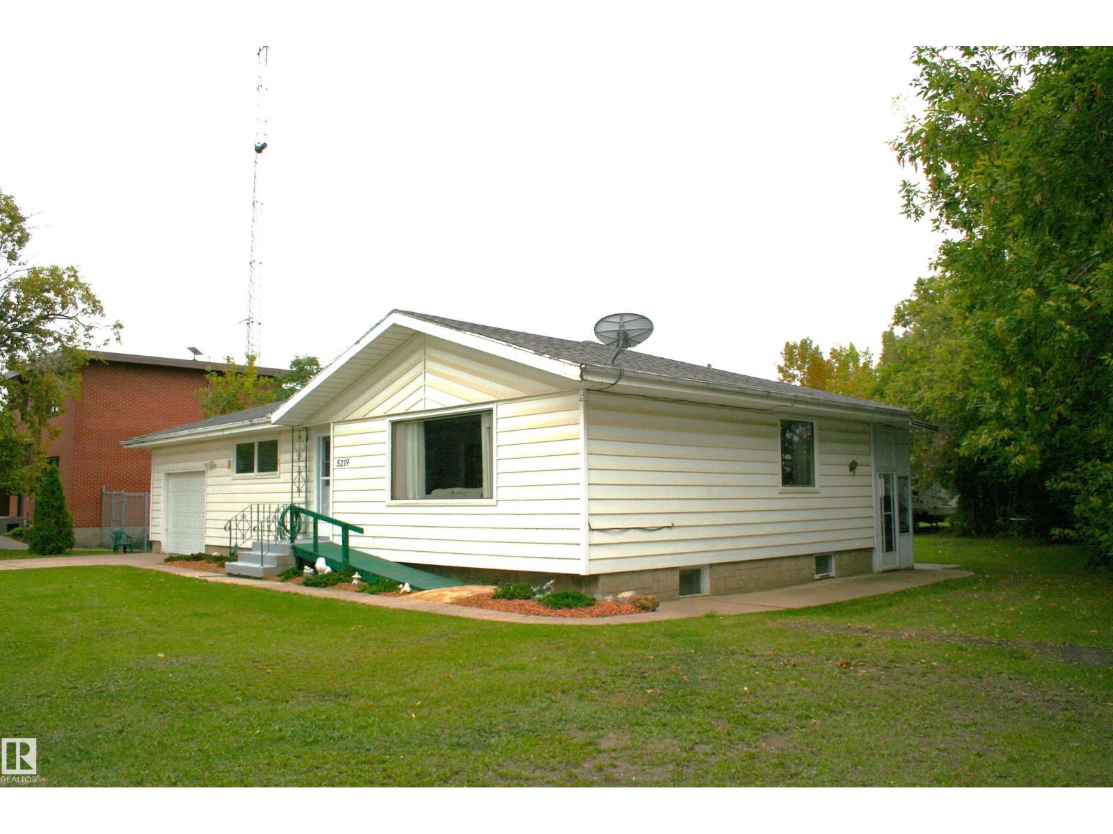 5219 52 Ave, Viking, Alberta  T0B 4N0 - Photo 3 - E4507575