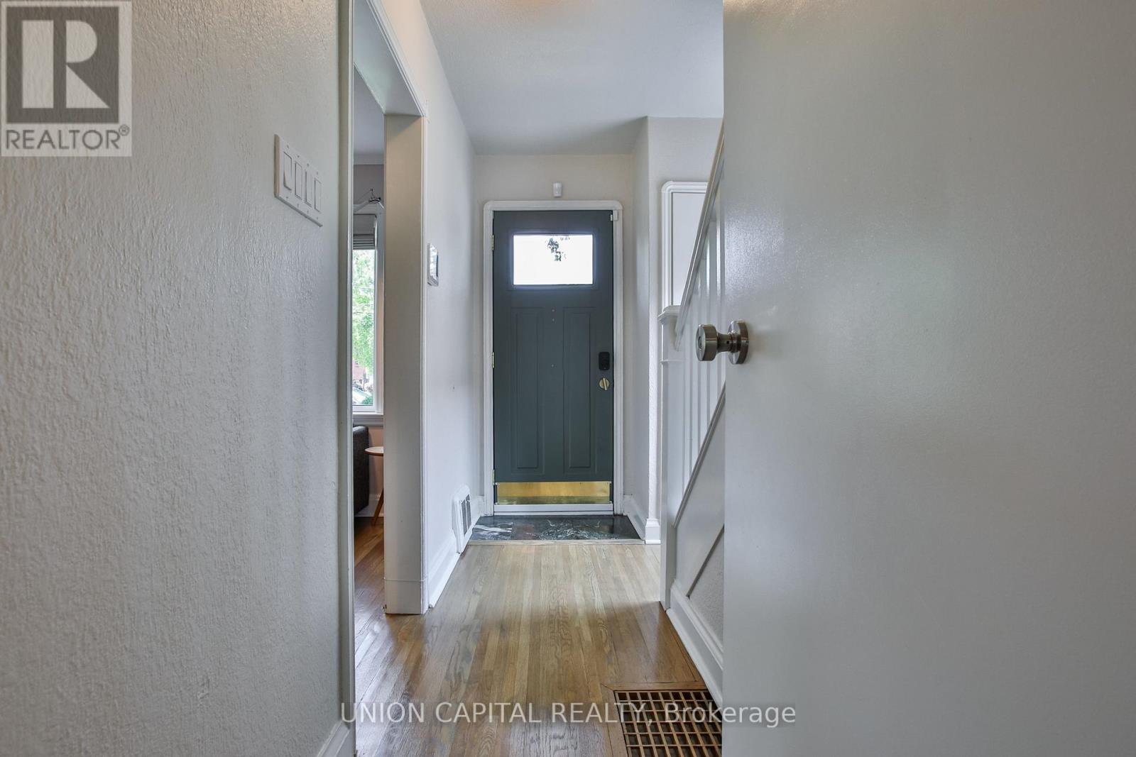 81 Thursfield Crescent, Toronto, Ontario  M4G 2N4 - Photo 2 - C13756930