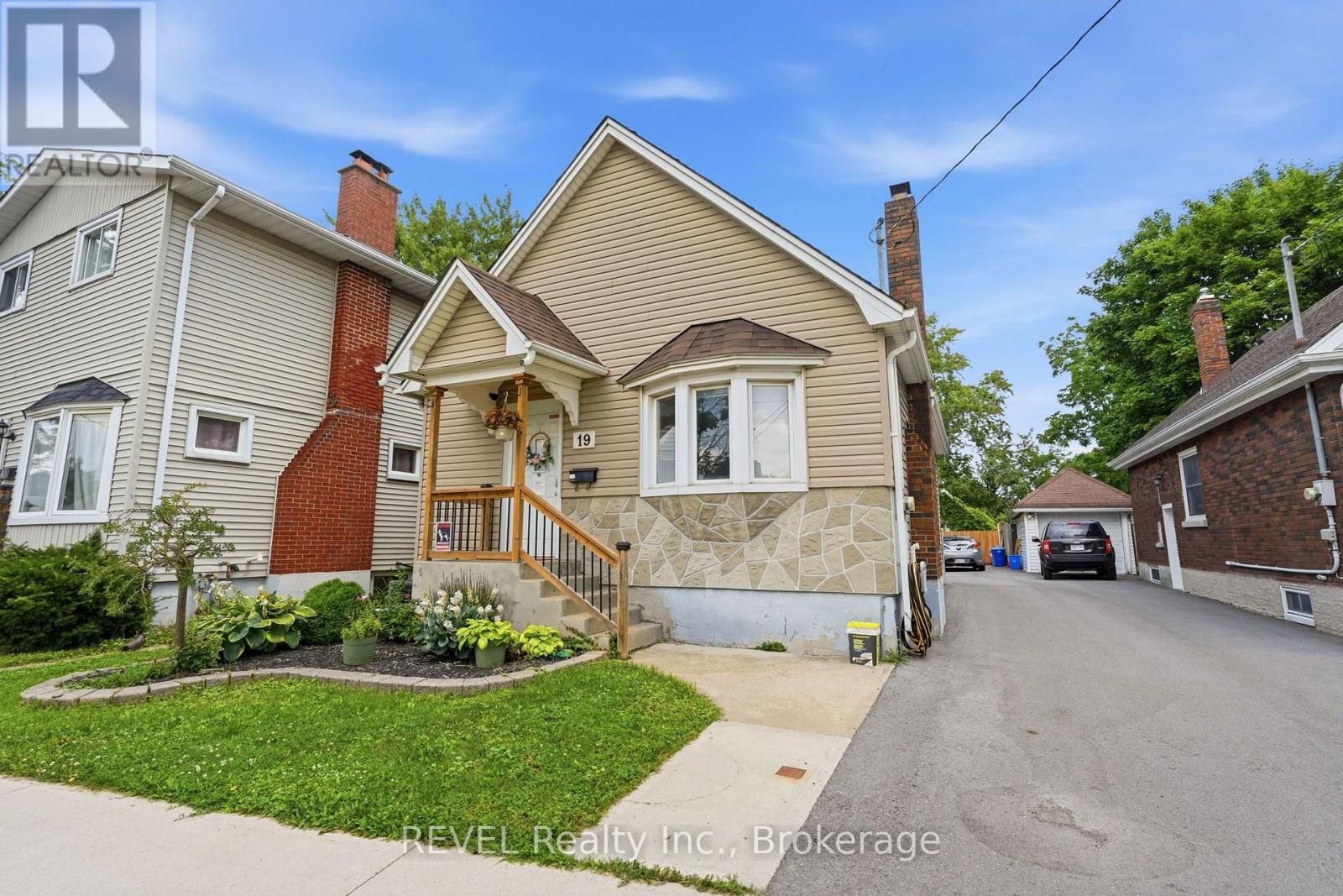 19 Leeper Street, St. Catharines, Ontario  L2S 2M9 - Photo 3 - X13569428