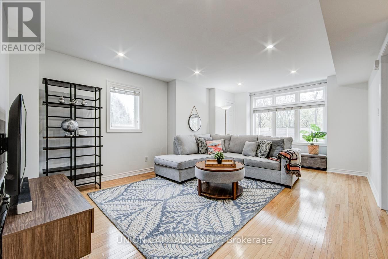 8 - 1 Bastedo Avenue, Toronto, Ontario  M4C 5S7 - Photo 5 - E13756968