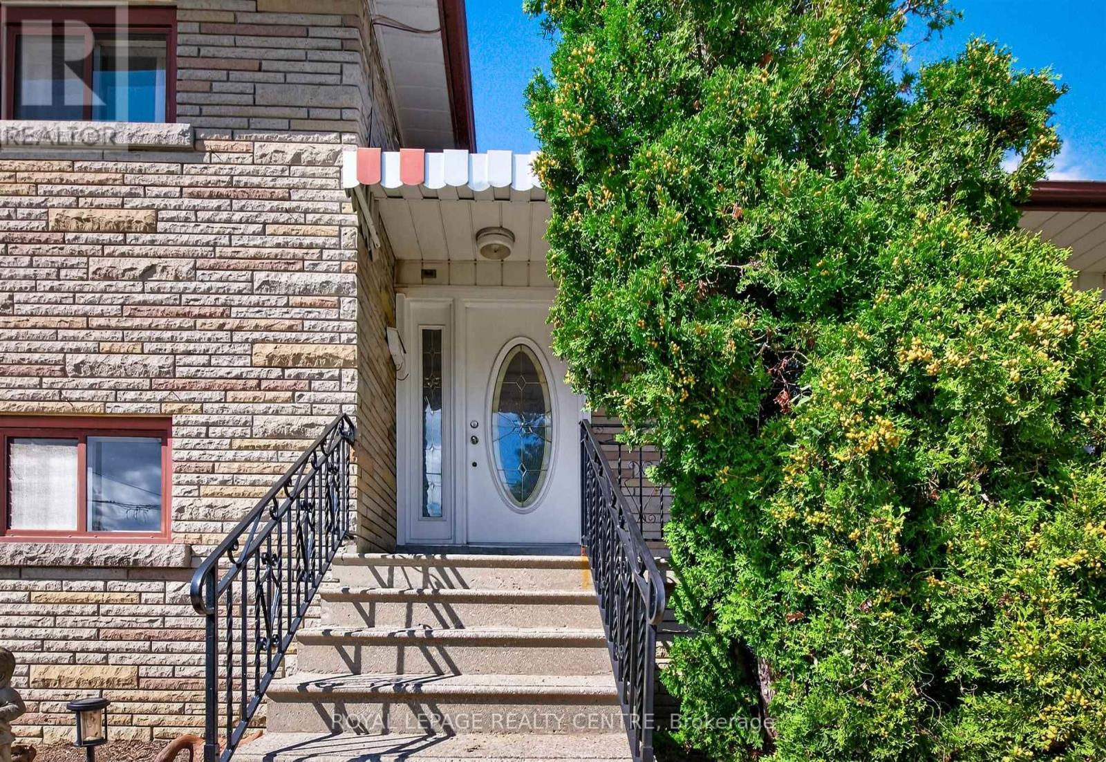 22 Euphrasia Drive, Toronto, Ontario  M6B 3V9 - Photo 4 - W13756824