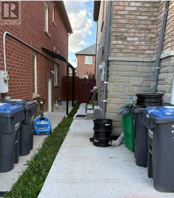 18 Saint Eugene Street, Brampton, Ontario  L6Y 0K9 - Photo 3 - W13756990