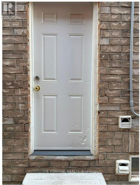 18 Saint Eugene Street, Brampton, Ontario  L6Y 0K9 - Photo 4 - W13756990