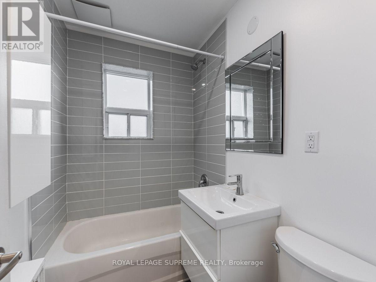 77 Greensides Avenue, Toronto, Ontario  M6G 3P8 - Photo 16 - C13757122