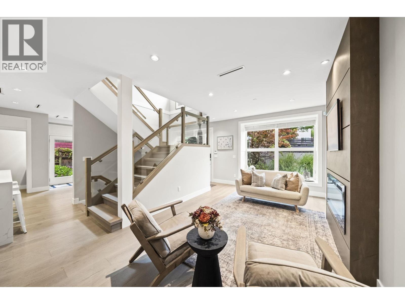 2 233 W 5th Street, North Vancouver, British Columbia  V7M 1J9 - Photo 2 - R3162565