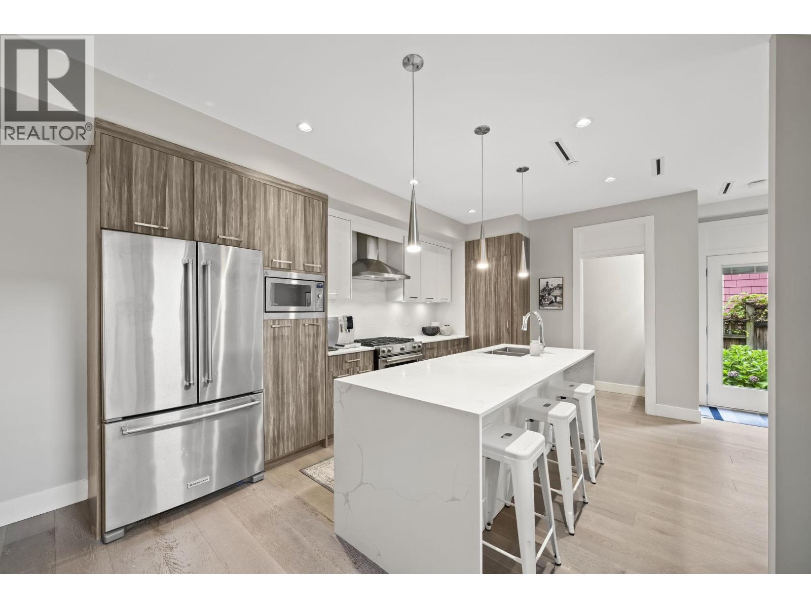 2 233 W 5th Street, North Vancouver, British Columbia  V7M 1J9 - Photo 3 - R3162565