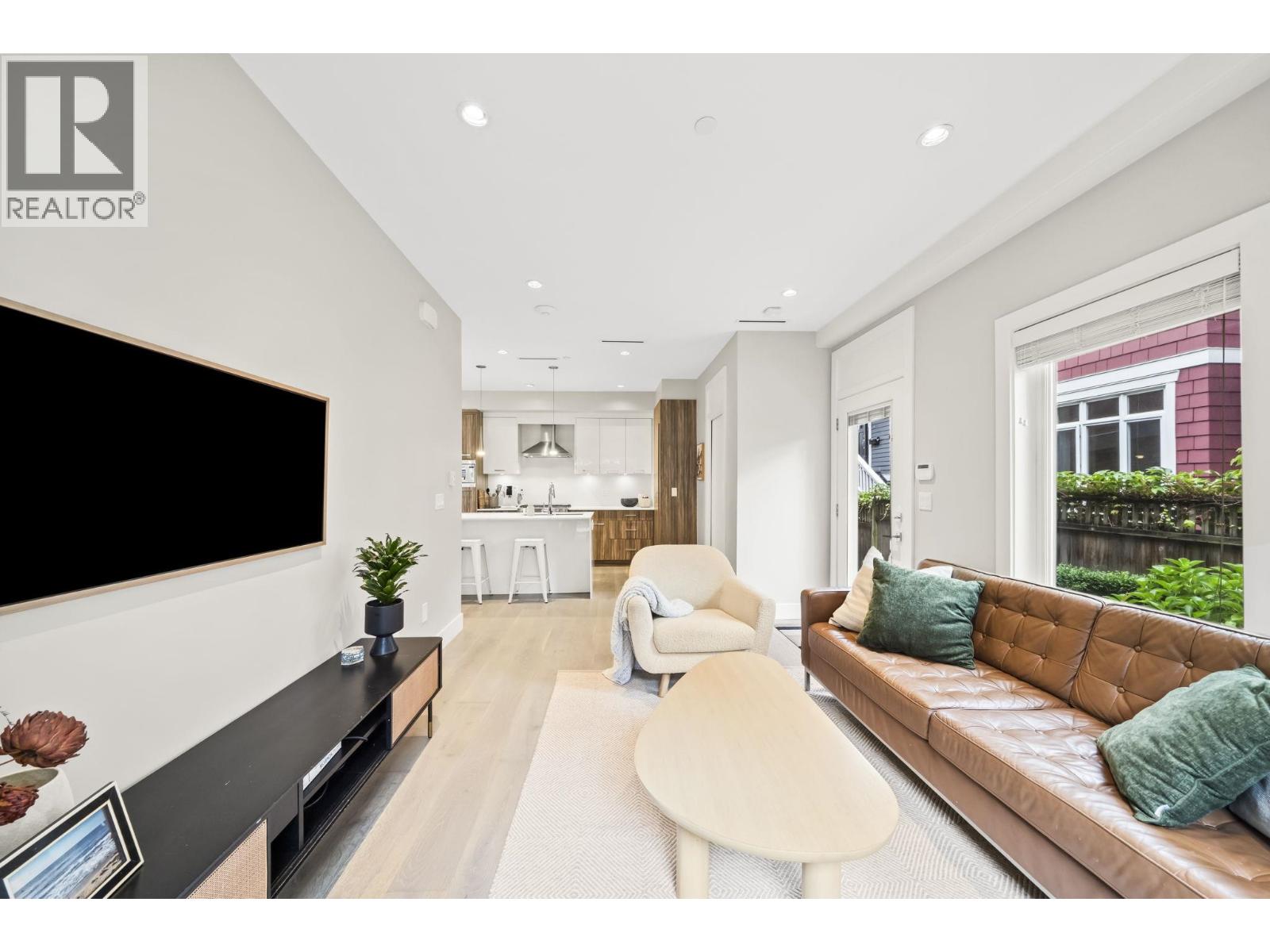 2 233 W 5th Street, North Vancouver, British Columbia  V7M 1J9 - Photo 8 - R3162565