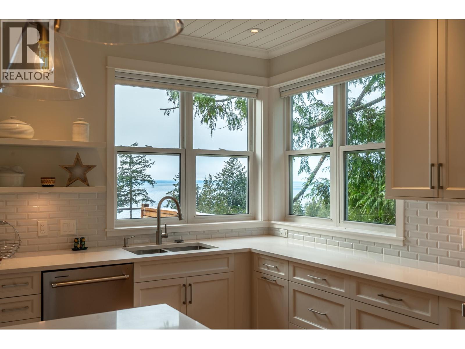 153 Swallow Road, Gibsons, British Columbia  V0N 1V3 - Photo 8 - R3162593