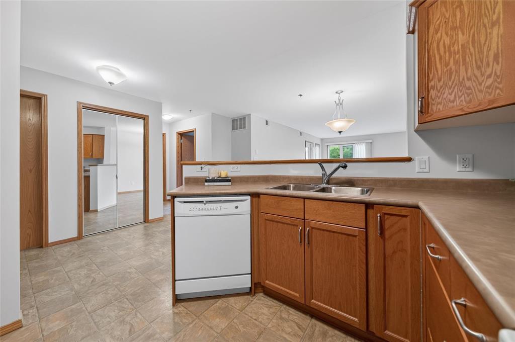 210 388 First Street, Steinbach, Manitoba  R5G 0C7 - Photo 3 - 202622516