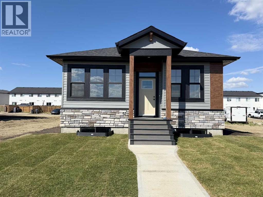 25 Ian Way, Sylvan Lake, Alberta  T4S 0W5 - Photo 1 - A2340591