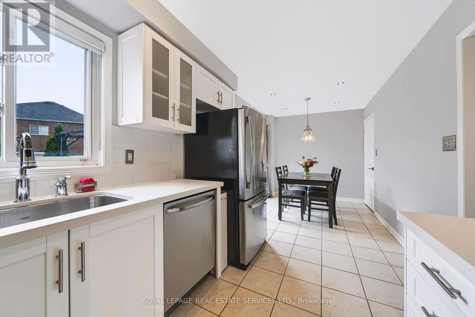 5856 Blue Spruce Avenue, Burlington, Ontario  L7L 7N8 - Photo 17 - W13757178