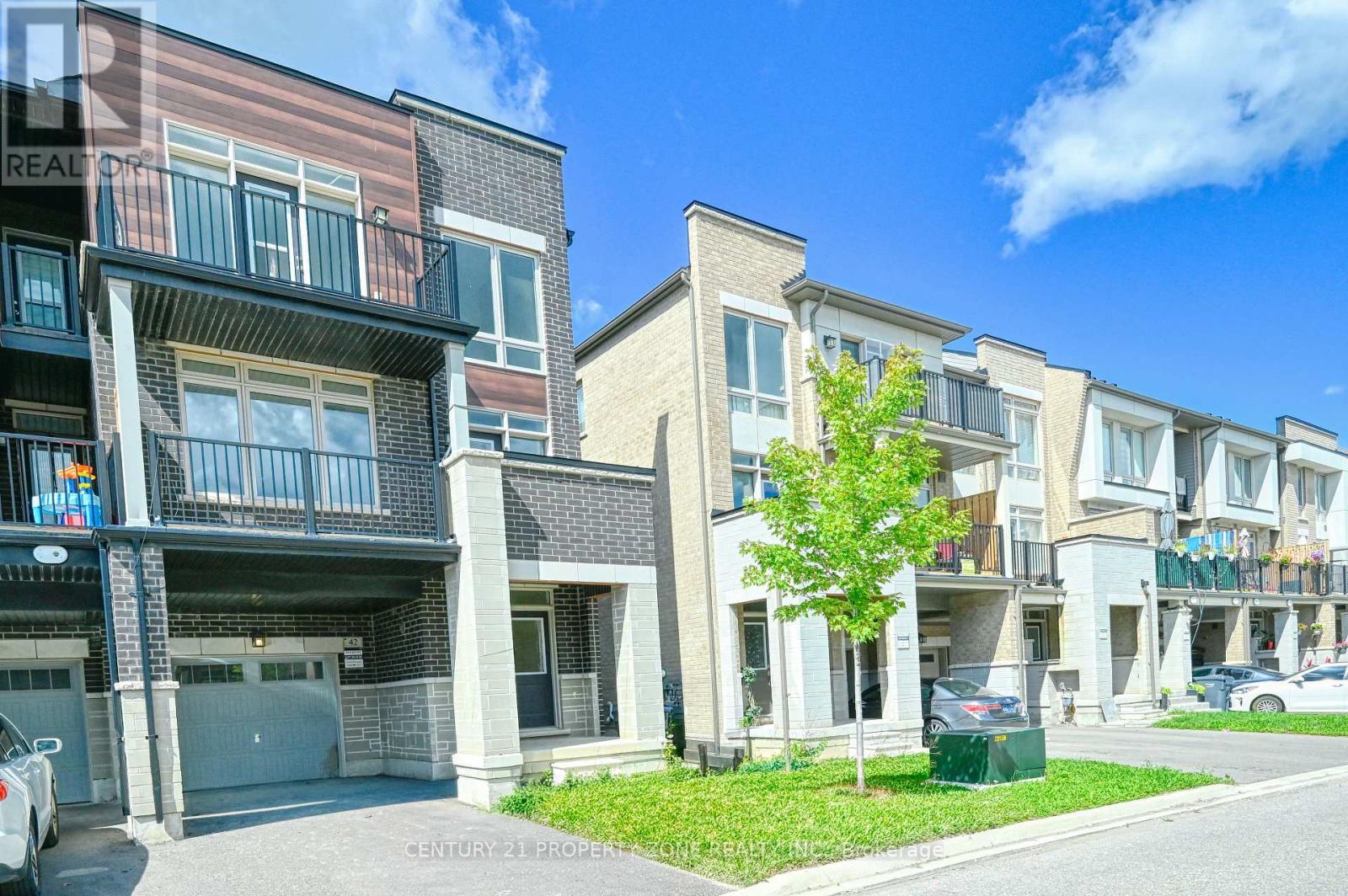 42 Donald Ficht Crescent, Brampton, Ontario  L7A 5H6 - Photo 2 - W13748298