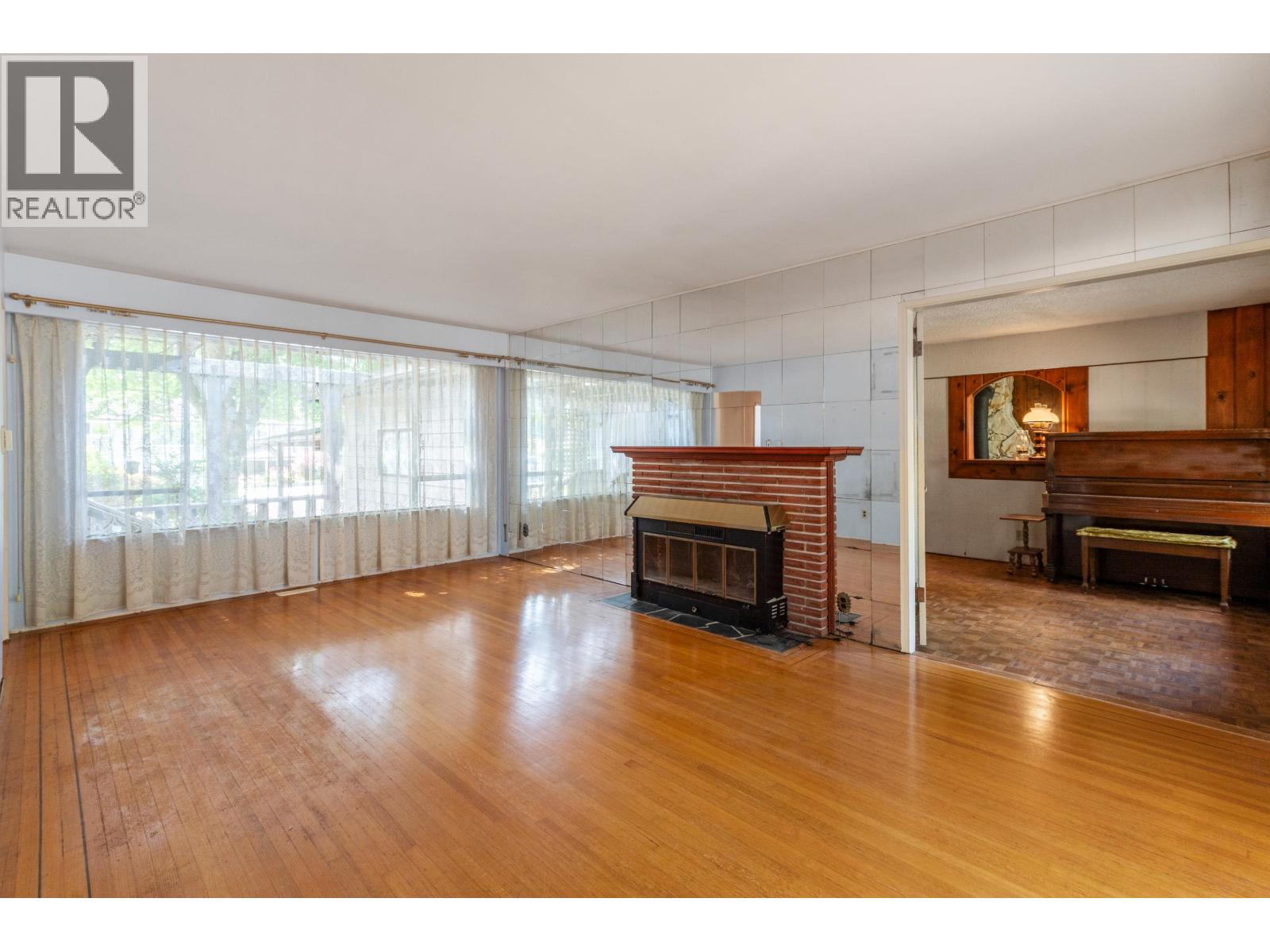 2495 LAURALYNN DRIVE